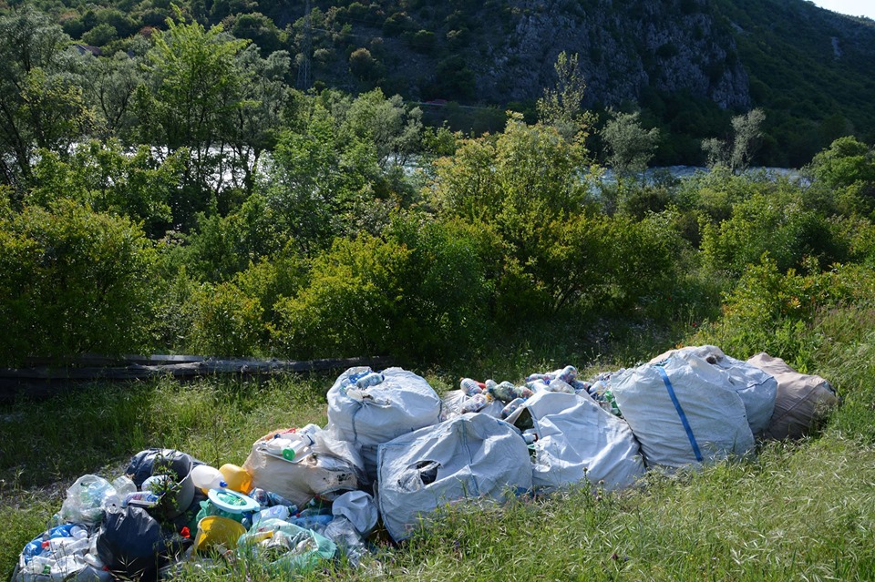 Mostar: Iz Neretve izvadili više od 30.000 plastičnih boca, ali ih nemaju gdje reciklirati