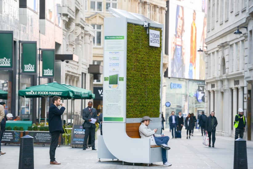 U Londonu postavljena "zelena" klupa koja upija smog