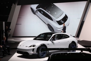 Porscheov odgovor Tesli: U Ženevi zablistao električni Mission e Cross Turismo