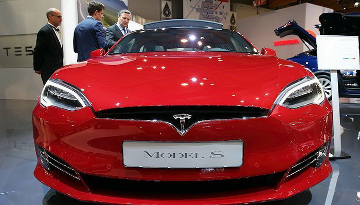 Tesla sa tržišta povlači rekordnih 123.000 električnih automobila Model S