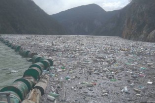 Strašni prizori smeća u Drinskom jezeru kod Višegrada, ljubitelji prirode ogorčeni