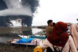 Naftna mrlja u Indoneziji, lučki grad smrdi kao benzinska pumpa