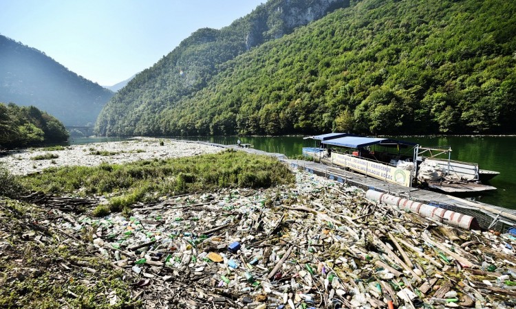 Uklonjeno oko 6.000 kubika plutajućeg otpada iz Vrbasa