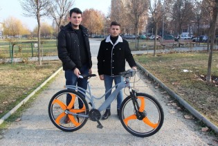 Makedonski studenti izumili električni bicikl s filterima za prečišćavanje zraka
