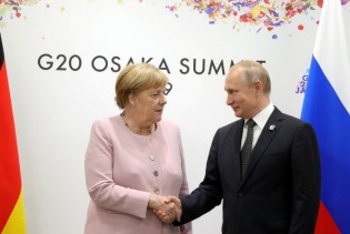 Merkel i Putin: Ubrzati razgovore o tranzitu gasa