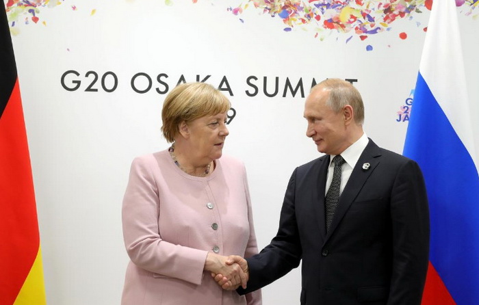 Merkel i Putin: Ubrzati razgovore o tranzitu gasa