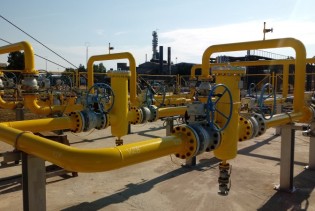 Spreman novoizgrađeni unutrašnji sistem cjevovoda u brodskoj Rafineriji nafte