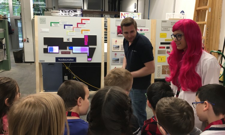 Mona Netz obučava djecu o električnoj energiji
