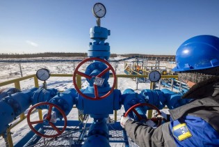 Ruski prihodi od izvoza nafte i gasa pali za skoro 40 posto u januaru