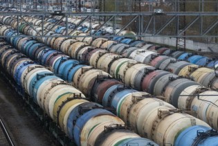 Rusija od marta smanjuje proizvodnju nafte za 500.000 barela dnevno