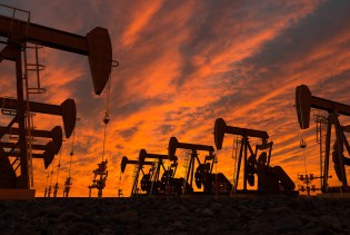 Cijene nafte pale zbog očekivanja da će FED zadržati više kamatne stope