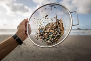 Evropski poslanici zalažu se za jačanje zakona o zagađenju mikroplastikom
