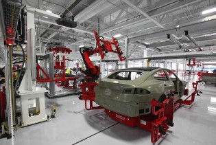 Tesla planira proizvodnju jeftinijih električnih vozila sredinom naredne godine