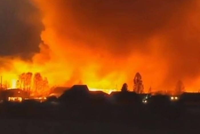 Požar nakon napada dronom na rafineriju nafte u Rusiji