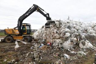 Kraj ekološkoj katastrofi: Hrvatski grad uklanja bale smeća koje na ulazu stoje 18 godina