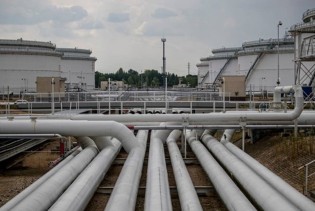Pad cijena nafte zbog ruskih ograničenja proizvodnje i napada na rafinerije