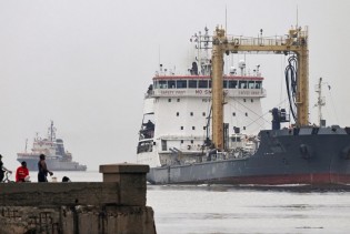 Amerika poziva EU da se pridruži 100-postotnim carinama na rusku naftu