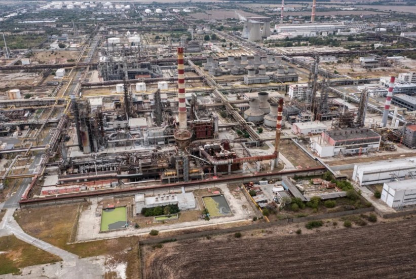 Cengiz i SOCAR žele kupiti Lukoilovu rafineriju Burgas